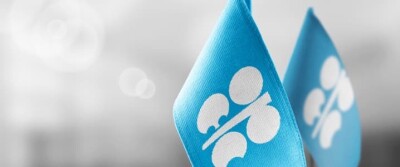Giá dầu tăng 2,5% khi OPEC+ đồng ý duy trì mức sản lượng hiện tại