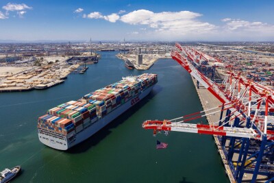 Giá cước vận chuyển container tiếp tục giảm khi thuế quan tăng đột biến